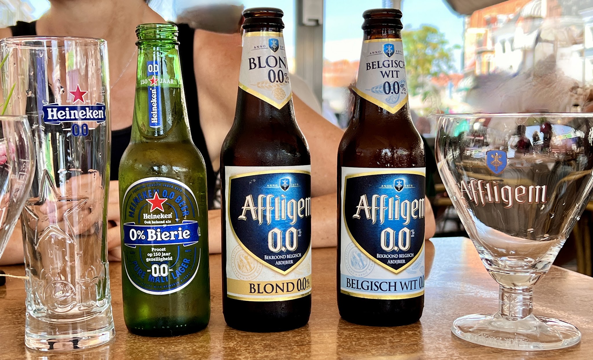 Een selectie bieren en glazen op een tafel bij De Zeeuwsche Herberghe